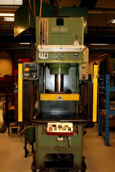 Hydraulisk presse, ensøjlet. Hydraulico, type BOD 80. SN: 3357. 80 ton. Slaglængde: 200 mm. Max. Tryk: 300 kp/cm2. Bord: 800 x 800 mm. Lysgitter
