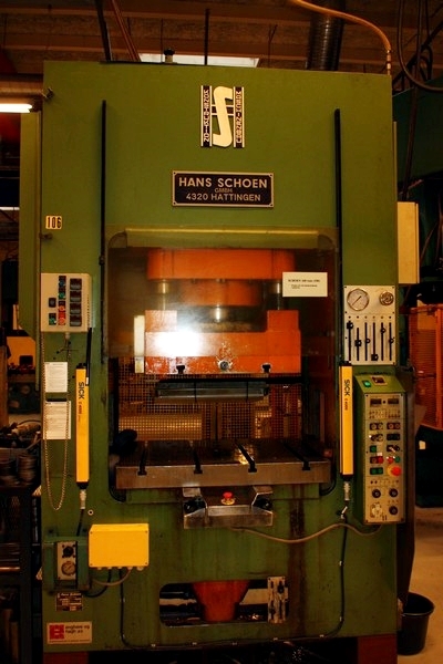 Hydraulic press (106). Hans Schoen. 160 tonnes. SN: 3296. Table: 1000 x 650 mm. Light curtain