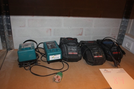 Diverse aku batteriladere + arbejdslamper + termometre + batterilader + dispenser for ørepropper (ubrugt) + Falck førstehjælpskasse + arbejdstøj