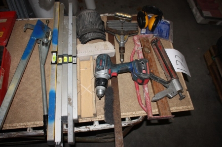 Various parts on the table, including cordless drill, Bosch, 6 pcs. spirit level, gutter bows