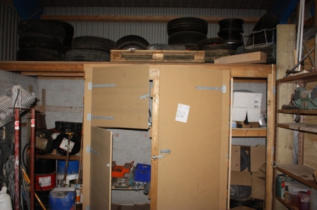 Contents 3 closets, including sealing step ladder + 3 x socket set, Locks + tires and wheels on top + wire fence