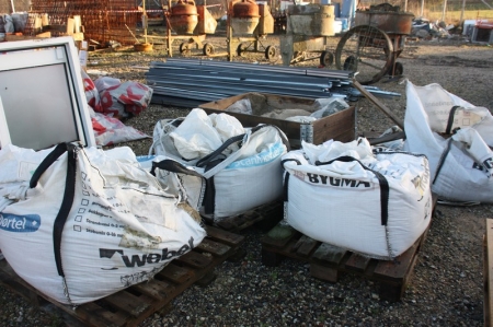 Lot sand and mortar pallet + big bags + work table