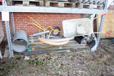 Pallet with 2 wheelbarrows, condition unknown + drain hose, etc. + 4 wheelbarrow