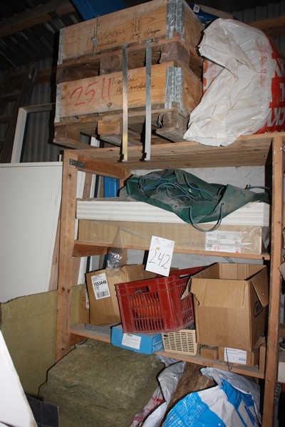 Indhold i 1 fag træreol og på toppen af træreol, bl.a. kasse mærket "afstandslister", plast VVS fittings, isolering