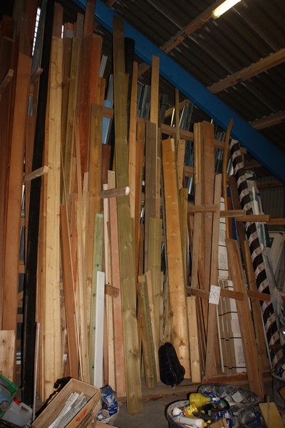 Content of one rack side: Various boards, moldings + content in the middle of the rack
