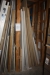 Indhold i 3 fag træreol og plader ved gavl af træreol, diverse plader og døre, blandt andet branddøre, BD30, Jeldwen Swedoor