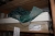 Indhold i 1 fag træreol og på toppen af træreol, bl.a. kasse mærket "afstandslister", plast VVS fittings, isolering