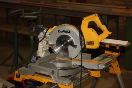Crosscut Mitre, DeWalt 777 + sawing bench