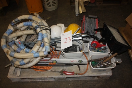 Pallet with miscellaneous, including power cable + work lamp