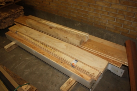2 pakker trægulv, planker, ca. 18 x 160 cm + Ask, 1 stav lamelparket, 22 x 180 cm + palle med 5 stolper og stålprofiler med videre