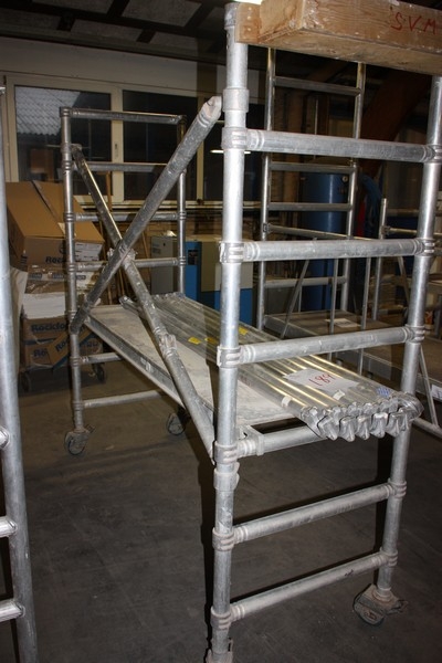 Rolling scaffolding with walkway + approx. 9 crossbars