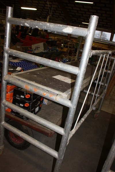 Rolling scaffolding with walkway + lattice gate