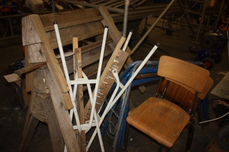 Ca. 3 aflægningsbukke, træ + ca. 8 aflægningsbukke, metal + 3 stole
