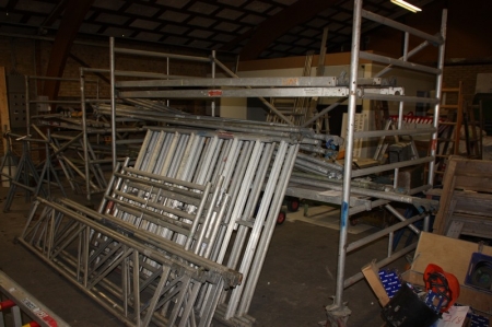 Rolling scaffolding with 3 walkways, extensions, stop bars, crossbars, etc.