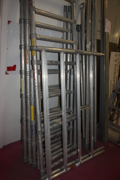 Extensions + grids + crossbars for roller scaffolding, Upright