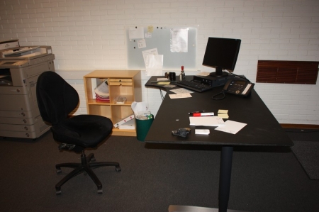 El-hæve sænke skrivebord, sort, Linak system. 200 x 90 /120 cm. + bogreol, 4 rum  (uden papirer) + metal opslagstavle + kontorstol
