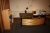 El-hæve sænke skrivebord, Linak system, sort, 200 x 90/120 cm, frontplade + kontorstol + skuffesektion + bogreol med 3 hylder + bogskab med sort front - alt uden papirer