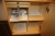 El-hæve sænke skrivebord, Linak system, sort, 200 x 90/120 cm, frontplade + kontorstol + skuffesektion + bogreol med 3 hylder + bogskab med sort front - alt uden papirer
