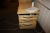 El-hæve sænke skrivebord, sort, frontplade, 200 x 90/120 cm. + skuffesektion + bogskab med sort front + skrivemaskine, Nakajima A + kontorstol (papirer medfører ikke)
