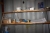 Materialecontainer, 20 fod, lys. Indhold, bl.a. arbejdsbord med skruestik, forbrugsmaterialer, søm og skruer, aflægningsbukke med videre