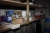 Materialecontainer, 20 fod, lys. Indhold, bl.a. arbejdsbord, søm, skruer, diverse forbrugsmaterialer, inddækningsprofiler, isolering, elkabler, 2 brugte døre + lister
