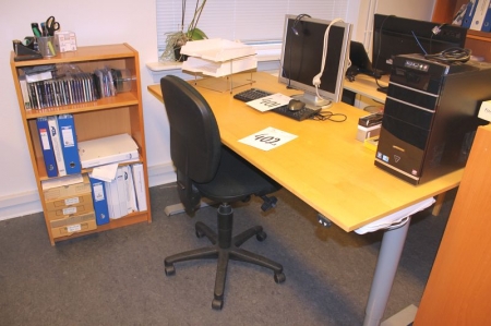 El-hæve/sænke skrivebord, kontorstol, reoler uden indhold