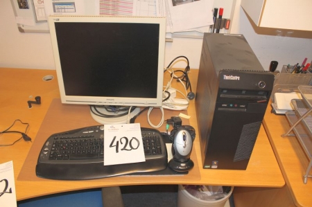 Lenovo computer med skærm, tastatur, mus