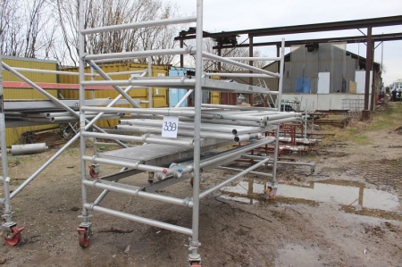 Rolling scaffolding with a raise and 4 footbridges