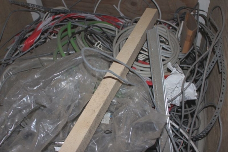 Pallet with cable + hose, etc.