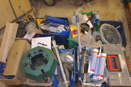 Palle med diverse håndværktøj + patentbånd + værktøjskasse