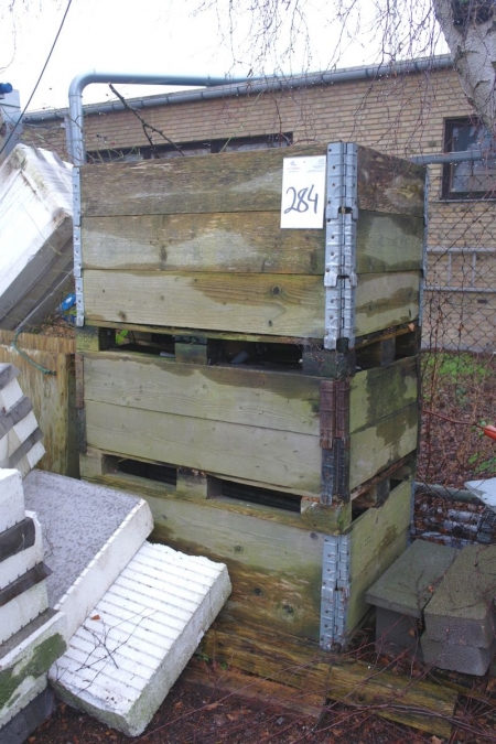 3 pallets of various Haki scaffolding accessories + 2 pallets of scaffolding, feet, etc.