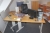 El- hæve/sænke skrivebord, skuffesektion, kontorstol, lille reol