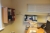 El-hæve/sænke desk, drawers, shelves on the wall without content