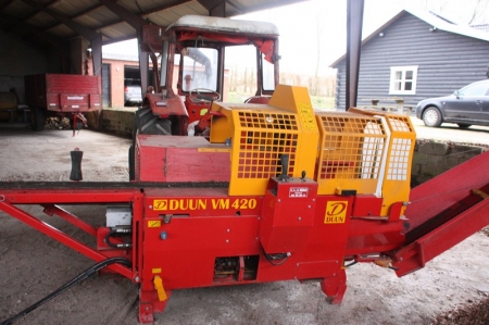 Wood saw, Duun VM 420 Year 2009. SN: 09114. Capacity ø 42 cm. Oil Engine. Hydraulic pulling. Chain drive. Hydraulic controlled splitting height. 6-parts knife + 4 parts knife. Chip extractor for bags included. Instruction manual included