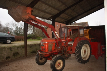 Veteran Tractor, Nuffield 4/65. Year 1967. Hour meter shows 4847. Enclosed cab (doors included). Fitted with front loader with mechanical drive, Quicke 2000 + shovel. Note: The light does not work