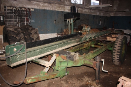 Log splitter, 20 ton. Length: 3 meters. Approved. Wagon included. Loose on the wagon. Splitter Blade included