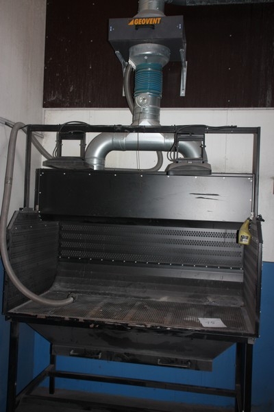 Extraction table with suction motor