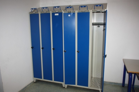 Various lockers, ca. 10 rooms + steel rack, table with 3 chairs