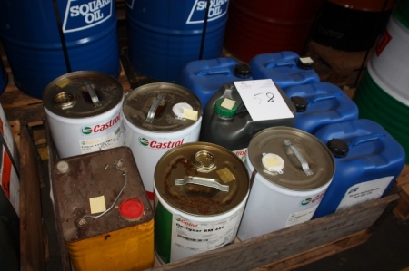 Pallet with various oils, including Shell Murilina 5, Castrol Optigear BM 460 + Castrol Tribol 1555/100 + Castrol Optigear Synthetic X220, unbroken / broached synthetic X220 Hyspin VG5 + hydraulic oil, Square HLP ISO 150 A total of approx. 140 liters. New