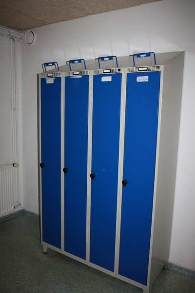 Various lockers, approx. 8 rooms + bench