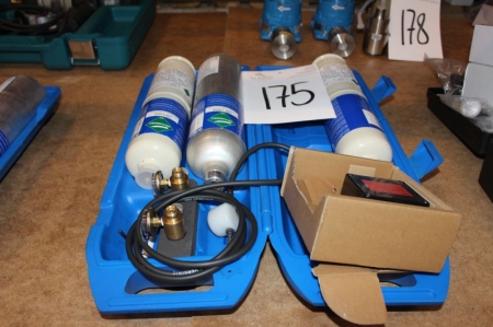 3 flasker + trykmanometer i kasse, Dräger Calibration Gas Mixture. 1 flaske: 58 L, Pressure 500 PSIG + 2 flasker, 103 L, pressure 1000 PSIG