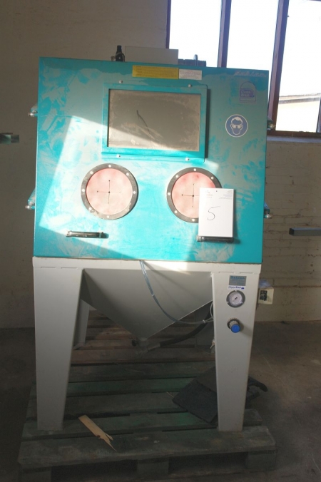 Sandblaster Box, Sablux type: LB 1000S. Year 2005. Max 6 bar, 230 V, 50 Hz. Can operate workpieces up to a width of 1 meter