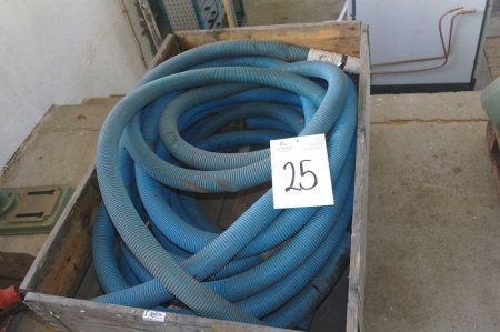Pallet with flexible hoses