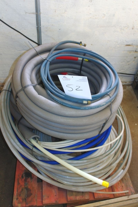 Pallet with hoses