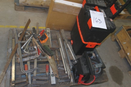 Palle med div. håndværktøj + Værktøjskasse på hjul + vindue + booster m.v.
