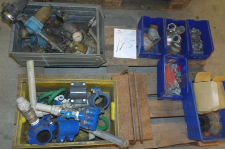 Pallet with pipe clamps + fittings etc.