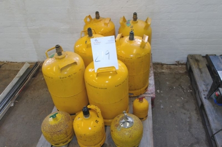Pallet with gas cylinders
