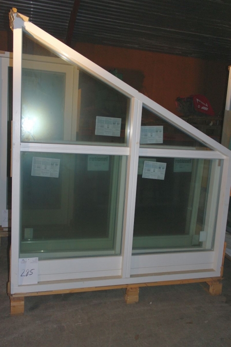 1 x Rationel window section inclined to the left 1888 X 2058 + 1. Aldus special feature 1848 x 1173 mm + Aldus top-down window with fixed 1848 x 1173 mm
1,140.00 mm
