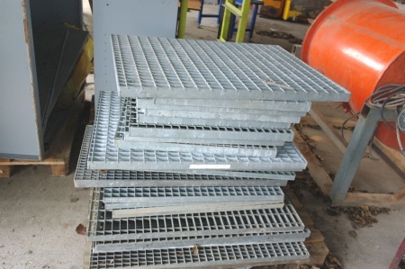 Pallet with steel grating