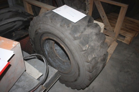 FLT tyre, Trelleborg. Width: 27 cm. Ø 75 cm. Mounted on rim with 8 holes